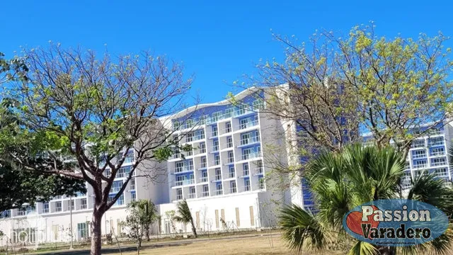 Voyageur demandant un changement de chambre ou d’hôtel à Cuba après avoir documenté un problème