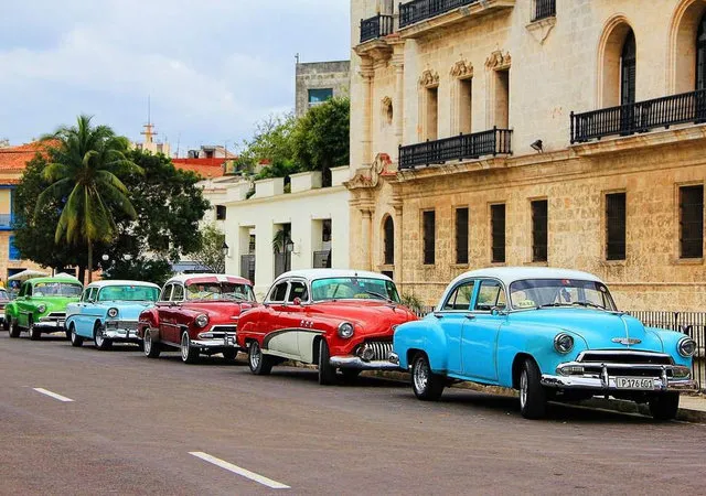 Voiture américaine ancienne colorée dans une rue de Varadero