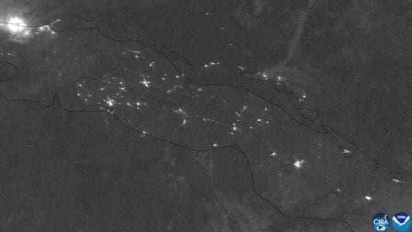 Image satellite nocturne montrant la diminution des lumières à Cuba pendant une panne électrique en mars 2026