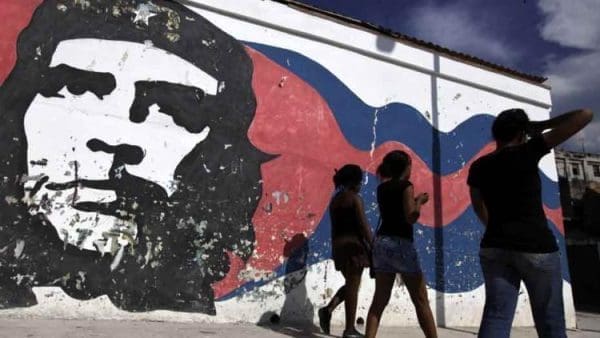Nouvelle loi migratoire à Cuba avec passeport cubain, règle des 24 mois, citoyenneté et diaspora