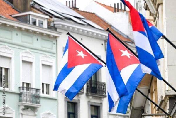Drapeau de Cuba avec trois bandes bleues, deux bandes blanches, un triangle rouge et une étoile blanche
