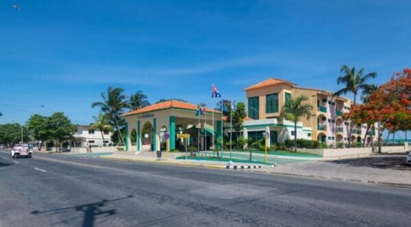 Façade du Hotel Los Delfines Varadero au centre-ville
