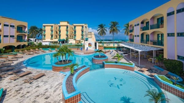 Hotel Los Delfines Varadero directement sur la plage avec ses bâtiments et palmiers