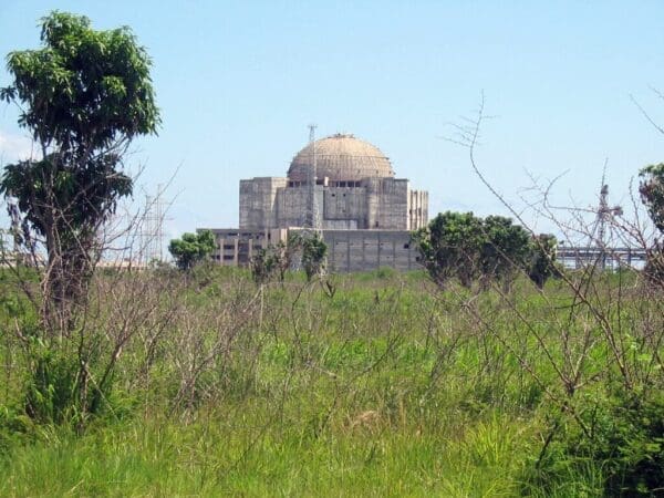Centrale nucléaire inachevée de Juraguá près de Cienfuegos à Cuba, photographiée en 2006