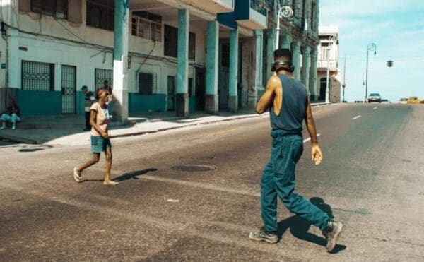 Street scene in Cuba illustrating the cultural context of piropos and respectful compliments