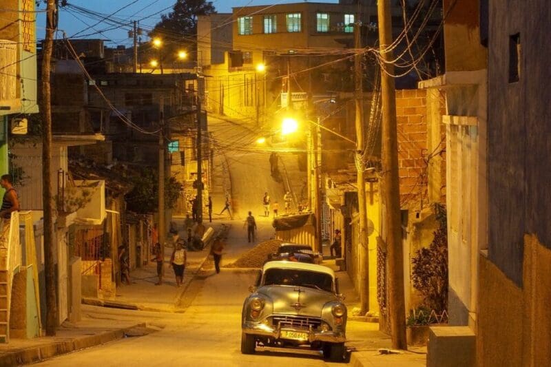 Rue cubaine de nuit pendant un apagón, illustration des coupures d’électricité et des pannes nationales à Cuba