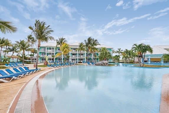 Grande piscine lagon entourée de palmiers au Playa Punta Hicacos Varadero