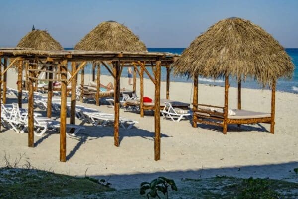 Accès direct à la plage du Roc Barlovento Varadero à travers les jardins
