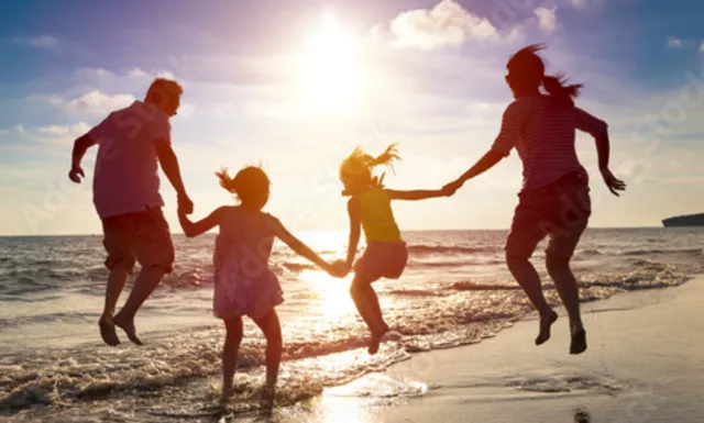 Famille préparant un voyage à Varadero avec enfants et essentiels de plage